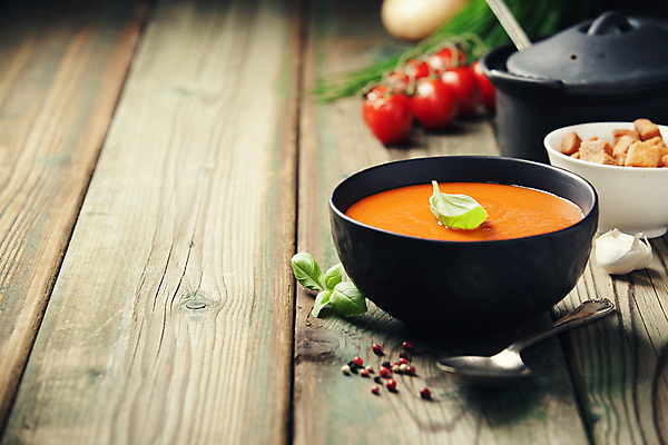 포토 JPG 해외이미지 그릇 토마토 방울토마토 마늘 사람없음 숟가락 수프 후추 바질 나무탁자 크루통 카피스페이스 해외202004 해외포토 식기 빵 채소 탁자 수저 공백 향신료 파일형식