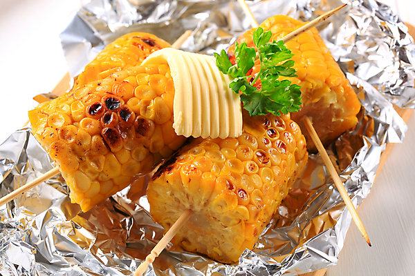 포토 JPG 해외이미지 실내 옥수수 요리 사람없음 꼬치 은박지 흰배경 버터 고소한맛 옥수수구이 버터구이옥수수 해외202004 해외202105 해외포토 음식 백그라운드 곡류 내부 흰색 맛 구이 파일형식