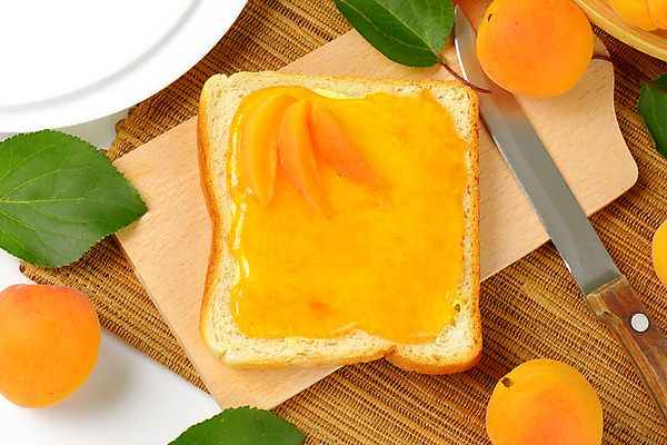 포토 JPG 해외이미지 스튜디오촬영 실내 사람없음 하이앵글 식빵 흰배경 과일잼 나무도마 살구 살구잼 해외202004 해외202105 해외포토 빵 뷰포인트 백그라운드 과일 도마 내부 목재 흰색 잼 파일형식