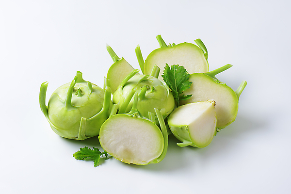 포토 JPG 해외이미지 스튜디오촬영 음식 채소 건강 사람없음 신선 횡단보도 자르기 흰배경 유기농 반쪽 날것 구역 숙성 식용 콜라비 세련 비건 해외202004 해외202105 해외포토 웰빙 백그라운드 모션 실내 흰색 보행로 채식주의자 파일형식