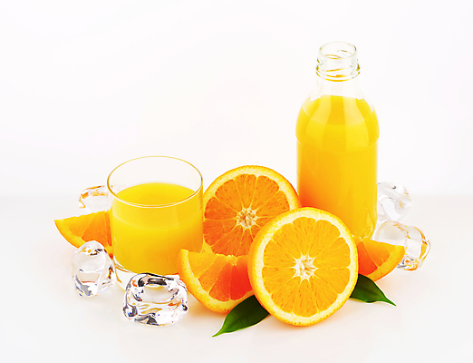 포토 JPG 해외이미지 스튜디오촬영 잎 오렌지 잔 실내 사람없음 얼음 오렌지주스 흰배경 음료수병 해외202004 해외202105 해외포토 자연요소 식물 식기 백그라운드 과일 내부 흰색 과일주스 병_담는 파일형식