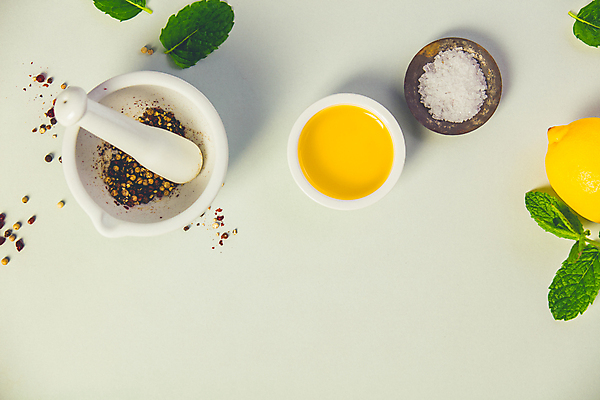 포토 JPG 해외이미지 사람없음 하이앵글 올리브오일 레몬 민트 소금 종지 절구 후추 나무그릇 절굿공이 카피스페이스 초록배경 해외202004 해외포토 그릇 뷰포인트 백그라운드 과일 목재 초록색 공백 도구 기름_음식 허브 향신료 파일형식