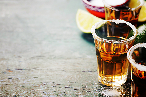 포토 JPG 해외이미지 술잔 회색배경 실내 사람없음 아웃포커스 칵테일 소금 라임 멕시코음식 전통주 테킬라 카피스페이스 해외202004 해외포토 백그라운드 과일 잔 주류 서양음식 촬영기법 내부 공백 회색 파일형식