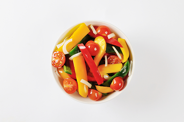 포토 JPG 해외이미지 그릇 방울토마토 파프리카 실내 사람없음 하이앵글 샐러드 흰배경 해외202004 해외202105 해외포토 식기 음식 뷰포인트 백그라운드 토마토 채소 내부 흰색 파일형식