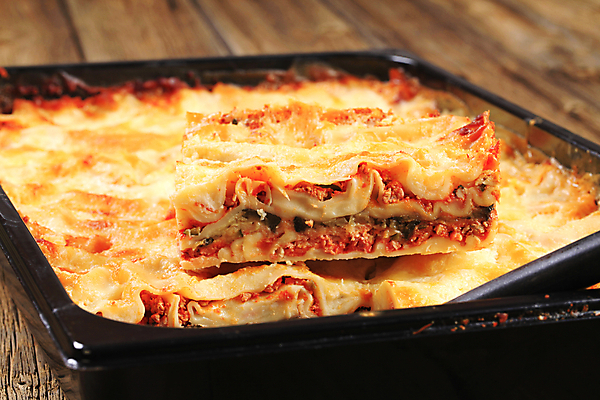 포토 JPG 해외이미지 접시 음식 토마토 채소 치즈 파스타 육류 돼지고기 요리 사람없음 치킨 버섯 소고기 묘사 그라탱 다진 라자냐 캐서롤 해외202004 해외202105 해외포토 식기 식재료 유제품 서양음식 용기_그릇 이탈리아음식 닭고기요리 파일형식