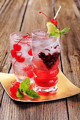 포토 JPG 해외이미지 접시 잔 실내 사람없음 체리 민트 라임 티백 아이스티 나무배경 해외202004 해외202105 해외포토 식기 음료 백그라운드 과일 내부 차_음료 허브 파일형식