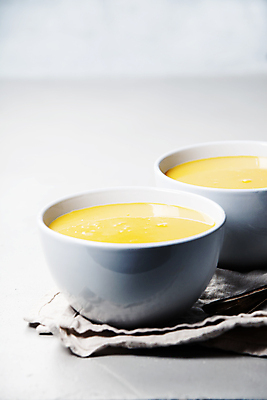 포토 JPG 해외이미지 스튜디오촬영 그릇 실내 사람없음 아웃포커스 흰배경 단호박수프 해외202004 해외포토 식기 백그라운드 촬영기법 내부 흰색 수프 파일형식