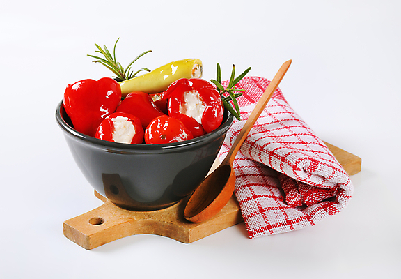 포토 JPG 해외이미지 스튜디오촬영 음식 채소 피망 치즈 사람없음 빨간색 식사 사발 애피타이저 작음 가득함 흰배경 폭식 크림치즈 타파스 페타치즈 리코타치즈 해외202004 해외202105 해외포토 컬러 백그라운드 유제품 실내 흰색 사기그릇 크기 파일형식