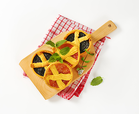 포토 JPG 해외이미지 스튜디오촬영 음식 오렌지 디저트 도마 사람없음 달콤 아침식사 작음 잼 굽기 블루베리 머리위 젤리 자두 마멀레이드 살구 페스츄리 핸드메이드 해외202004 해외202105 해외포토 빵 과일 주방용품 실내 식사 소스_음식 맛 크기 구이 파일형식