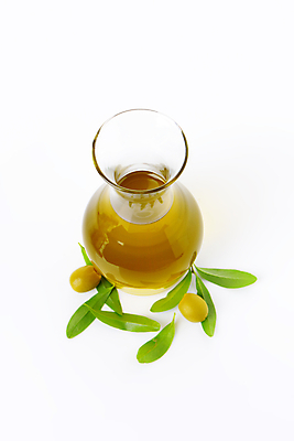 포토 JPG 해외이미지 스튜디오촬영 유리병 실내 사람없음 올리브오일 흰배경 올리브 올리브잎 해외202004 해외202105 해외포토 열매 백그라운드 잎 병_용기 내부 흰색 기름_음식 파일형식