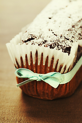 포토 JPG 해외이미지 리본 실내 근접촬영 사람없음 달콤 컵케이크 나무바닥 슈가파우더 초코맛 해외202004 해외포토 뷰포인트 바닥 내부 케이크 초콜릿 맛 파일형식