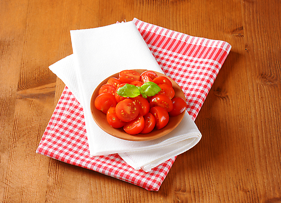 포토 JPG 해외이미지 스튜디오촬영 음식 토마토 채소 방울토마토 건강 사람없음 빨간색 흰색 신선 도자기 그룹 사발 횡단보도 냅킨 반쪽 날것 흙더미 숙성 행주 해외202004 해외202105 해외포토 컬러 실내 흙 사기그릇 보행로 청소도구 파일형식 더미