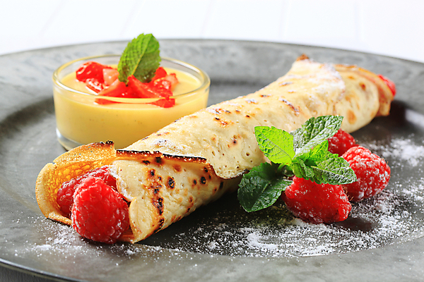 포토 JPG 해외이미지 그릇 접시 실내 근접촬영 사람없음 달콤 크림 흰배경 산딸기 슈가파우더 커스터드 크레이프 해외202004 해외202105 해외포토 식기 뷰포인트 백그라운드 과일 디저트 내부 흰색 맛 파일형식