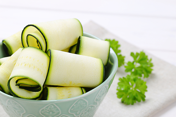 포토 JPG 해외이미지 스튜디오촬영 음식 조각 채소 재료 호박 건강 사람없음 초록색 쌓기 신선 사발 닫기 가득함 받침대 유기농 날것 국산 스쿼시 흙더미 내추럴 숙성 얇은 접기 주키니 해외202004 해외202105 해외포토 웰빙 스포츠 컬러 모션 실내 구기 흙 사기그릇 파일형식 더미