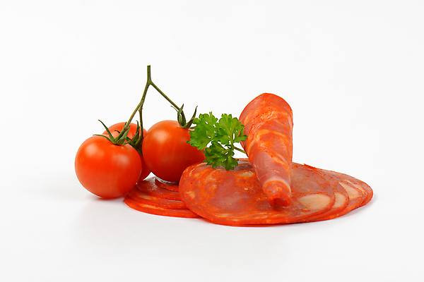 포토 JPG 해외이미지 스튜디오촬영 음식 조각 잎 채소 방울토마토 건조 파슬리 육류 돼지고기 사람없음 빨간색 초록색 그룹 소시지 맛 자르기 흰배경 매움 훈제 살라미 숙성 스페인어 얇은 초리조 치유 편육 해외202004 해외202105 해외포토 식물 컬러 백그라운드 컨셉 토마토 식재료 모션 실내 흰색 가공식품 파일형식