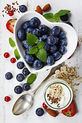 포토 JPG 해외이미지 그릇 접시 딸기 사람없음 숟가락 견과류 하트 담기 블루베리 산딸기 뮤즐리 해외202004 해외포토 모양 식기 과일 모션 수저 파일형식