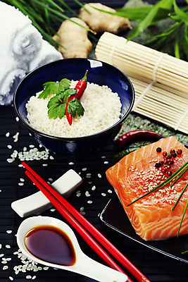 포토 JPG 해외이미지 접시 식재료 재료 젓가락 고추 밥 실내 사람없음 숟가락 쌀 날것 간장 연어 대나무발 생강 연어요리 연어회 해외202004 해외포토 식기 음식 채소 곡류 수저 어류 내부 생선회 양념 파일형식