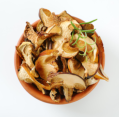 포토 JPG 해외이미지 건조 실내 사람없음 하이앵글 버섯 흰배경 로즈메리 나무그릇 해외202004 해외202105 해외포토 그릇 뷰포인트 백그라운드 내부 목재 흰색 허브 파일형식