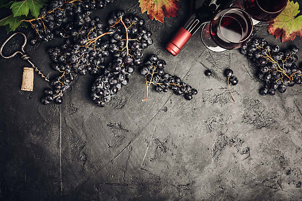 포토 JPG 해외이미지 백그라운드 포도 검은배경 사람없음 와인 와인병 코르크 와인오프너 포도잎 카피스페이스 해외202004 해외포토 잎 과일 병_용기 주류 검은색 공백 병따개 파일형식