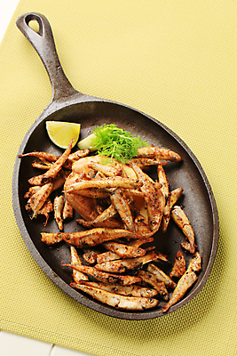 포토 JPG 해외이미지 음식 감자 건강 어류 사람없음 초록색 검은색 식사 튀김 대접 프라이팬 굽기 받침대 해산물 매움 머리위 라임 점심식사 스페인요리 타파스 회향 해외202004 해외202105 해외포토 식물 컬러 채소 과일 주방용품 수중동물 스페인 맛 애피타이저 구이 파일형식