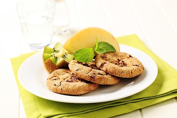 포토 JPG 해외이미지 접시 음식 다이어트 과일 디저트 키위 사람없음 초록색 쿠키 달콤 아침식사 사과 굽기 냅킨 건포도 오트밀 핸드메이드 통밀 해외202004 해외202105 해외포토 식기 컬러 포도 건강 식사 맛 밀 구이 건과일 파일형식 귀리