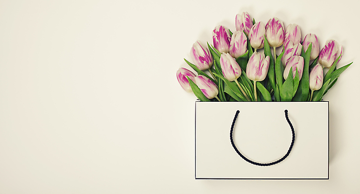 포토 JPG 해외이미지 꽃다발 실내 사람없음 하이앵글 쇼핑백 튤립 흰배경 담기 카피스페이스 해외202004 해외포토 꽃 뷰포인트 백그라운드 가방 모션 내부 공백 흰색 파일형식