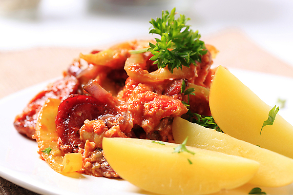 포토 JPG 해외이미지 접시 음식 감자 파슬리 건강 마늘 돼지고기 사람없음 빨간색 초록색 소고기 튀김 지성 흰색 매움 스튜 채식주의자 해외202004 해외202105 해외포토 식기 컬러 채소 육류 맛 채식 파일형식