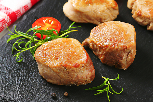 포토 JPG 해외이미지 음식 육류 돼지고기 스테이크 요리 사람없음 검은색 그릴 로즈메리 석판 해외202004 해외202105 해외포토 컬러 식재료 주방용품 서양음식 허브 파일형식