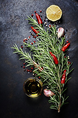 포토 JPG 해외이미지 검은배경 실내 마늘 사람없음 레몬 허브 홍고추 유리그릇 로즈메리 통후추 해외202004 해외포토 식물 그릇 백그라운드 채소 과일 유리 고추 내부 검은색 후추 파일형식