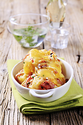 포토 JPG 해외이미지 음식 채소 유리 치즈 감자 육류 돼지고기 사람없음 목재 초록색 물 식사 저녁식사 흰색 시골 굽기 크림 준비 냅킨 햄 베이컨 훈제 점심식사 쪽파 그라탱 백자 해외202004 해외202105 해외포토 자연요소 나무 컬러 식재료 재료 재질 유제품 서양음식 도자기 구이 파 파일형식