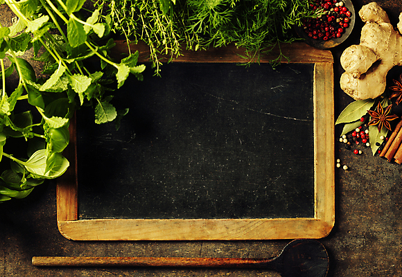 포토 JPG 해외이미지 실내 사람없음 칠판 허브 생강 나무주걱 통후추 카피스페이스 갈색배경 해외202004 팔각회향 해외포토 식물 백그라운드 채소 내부 목재 갈색 공백 향신료 주걱 후추 파일형식