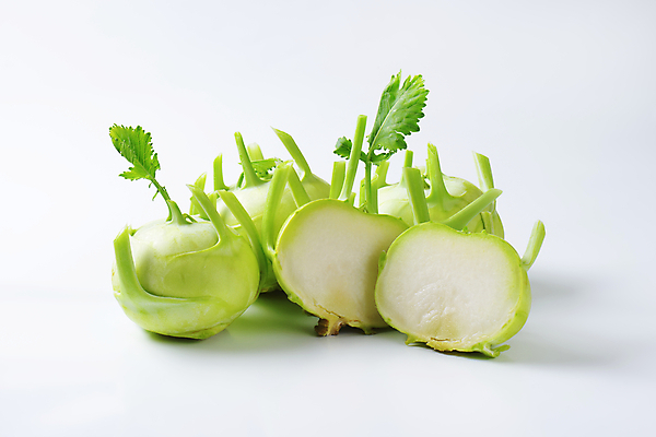 포토 JPG 해외이미지 스튜디오촬영 음식 채소 건강 사람없음 신선 횡단보도 자르기 흰배경 유기농 반쪽 날것 구역 숙성 식용 콜라비 세련 비건 해외202004 해외202105 해외포토 웰빙 백그라운드 모션 실내 흰색 보행로 채식주의자 파일형식