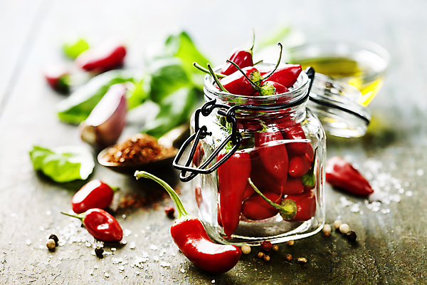 포토 JPG 해외이미지 식재료 유리병 사람없음 아웃포커스 숟가락 향신료 담기 매움 나무바닥 홍고추 소금 후추 해외202004 해외포토 모션 고추 병_용기 바닥 촬영기법 수저 맛 향미료 파일형식