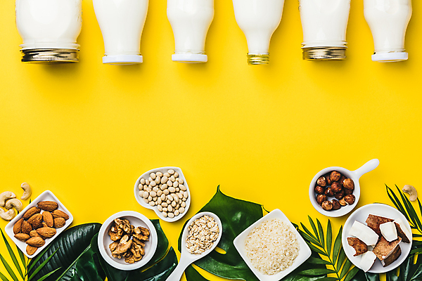 포토 JPG 해외이미지 접시 잎 실내 사람없음 우유 견과류 하트 우유병 호두 코코넛 아몬드 노란배경 대두 카피스페이스 귀리 해외202004 해외포토 모양 식물 식기 백그라운드 과일 병_용기 유제품 곡류 내부 노란색 공백 파일형식