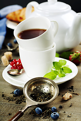 포토 JPG 해외이미지 실내 사람없음 쌓기 머그컵 도자기 찻잔 찻주전자 블루베리 찻잎 갈색배경 해외202004 차거름망 해외포토 백그라운드 과일 모션 주전자 잔 내부 컵 차_음료 갈색 파일형식