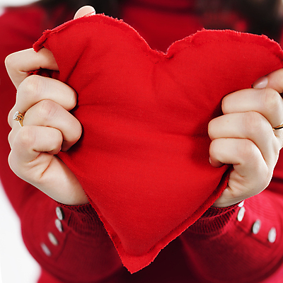 포토 JPG 해외이미지 여자 실내 사랑 한명 상반신 성인 하트 잡기 오브젝트 하트쿠션 성인여자한명만 해외202004 해외포토 모양 1 감정 쿠션 모션 사람 내부 여자한명만 성인여자만 파일형식