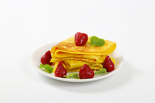 포토 JPG 해외이미지 접시 딸기 실내 사람없음 쌓기 달콤 흰배경 크레이프 해외202004 해외202105 해외포토 식기 백그라운드 과일 모션 디저트 내부 흰색 맛 파일형식