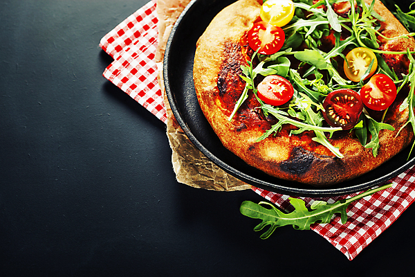 포토 JPG 해외이미지 접시 방울토마토 검은배경 피자 실내 사람없음 식탁보 이탈리아음식 루꼴라 카피스페이스 해외202004 해외포토 식기 백그라운드 토마토 채소 패스트푸드 서양음식 내부 검은색 공백 파일형식