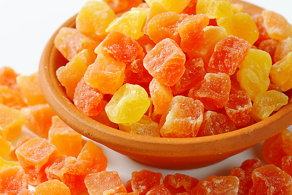 포토 JPG 해외이미지 실내 근접촬영 사람없음 흰배경 슬라이스 건과일 나무그릇 파파야 해외202004 해외202105 해외포토 그릇 뷰포인트 백그라운드 과일 건조 내부 목재 흰색 열대과일 파일형식