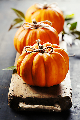 포토 JPG 해외이미지 호박 실내 사람없음 아웃포커스 농작물 가을 일렬 나무받침 해외202004 해외포토 계절 농업 채소 촬영기법 내부 목재 받침대 파일형식