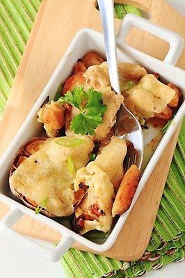 포토 JPG 해외이미지 음식 조각 포크 채소 치즈 도마 마늘 육류 요리 사람없음 초록색 식사 저녁식사 치킨 흰색 도자기 굽기 냅킨 머리위 파 점심식사 그라탱 앙트레 절임 캐서롤 해외202004 해외202105 해외포토 식기 컬러 식재료 주방용품 유제품 서양음식 용기 구이 닭고기요리 파일형식 그릇 생활용품 오브젝트