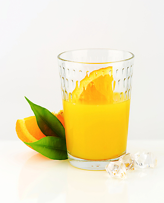 포토 JPG 해외이미지 스튜디오촬영 잎 오렌지 잔 실내 사람없음 얼음 오렌지주스 흰배경 해외202004 해외202105 해외포토 자연요소 식물 식기 백그라운드 과일 내부 흰색 과일주스 파일형식