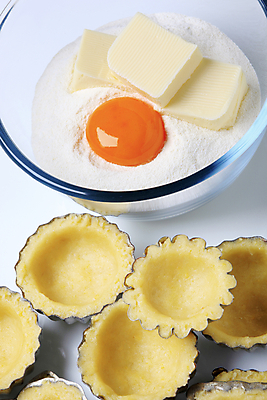 포토 JPG 해외이미지 재료 실내 틀 사람없음 흰배경 반죽 밀가루 제빵 유리그릇 요리중 버터 노른자 날계란 타르트 해외202004 해외202105 해외포토 그릇 빵 백그라운드 모션 유리 내부 제과제빵 계란 흰색 가루 파이_빵 파일형식