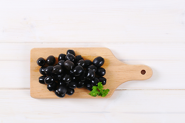 포토 JPG 해외이미지 스튜디오촬영 실내 파슬리 사람없음 하이앵글 흰배경 올리브 나무도마 올리브절임 해외202004 해외202105 해외포토 열매 뷰포인트 백그라운드 채소 도마 내부 목재 흰색 절임 파일형식