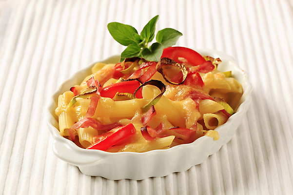 포토 JPG 해외이미지 음식 채소 고추 치즈 파스타 요리 사람없음 냅킨 햄 부추 튜브 그라탱 백자 캐서롤 펜네 핸드메이드 해외202004 해외202105 해외포토 유제품 서양음식 육류 도자기 용기_그릇 파일형식