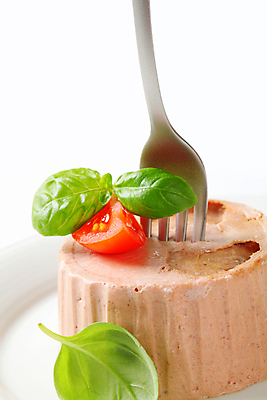 포토 JPG 해외이미지 스튜디오촬영 접시 음식 포크 오리 육류 돼지고기 사람없음 펼침 흰색 신선 매끈함 허브 거위 바질 무스 입가심 해외202004 해외202105 해외포토 식물 식기 컬러 식재료 모션 조류 실내 감각 파일형식