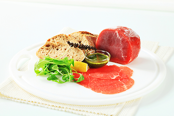 포토 JPG 해외이미지 스튜디오촬영 접시 음식 빵 조각 도마 육류 사람없음 소고기 추위 로켓 흰색 신선 원형 애피타이저 플라스틱 레몬 냅킨 날것 후추 성분 바질 루꼴라 송아지고기 얇은 음식준비 정물화 페스토 해외202004 해외202105 해외포토 레이스천 도형 식기 컬러 채소 과일 식재료 재질 주방용품 실내 직물 소스 향신료 준비 그림 파일형식 생활용품 내부 양념 향미료 오브젝트