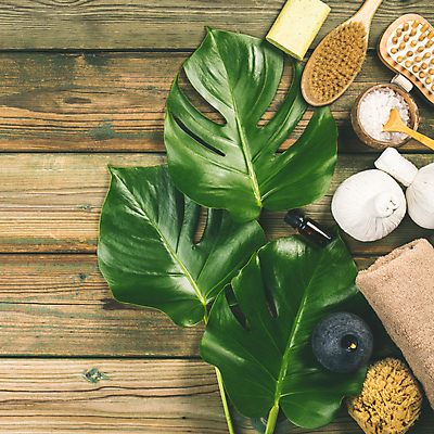 포토 JPG 해외이미지 잎 실내 사람없음 하이앵글 수건 머리빗 나무바닥 아로마 아로마테라피 아로마오일 입욕소금 해외202004 해외포토 식물 뷰포인트 바닥 내부 위생용품 미용용품 오일_화장품 소금 테라피 파일형식