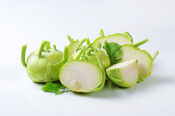 포토 JPG 해외이미지 스튜디오촬영 음식 채소 건강 사람없음 신선 횡단보도 자르기 흰배경 유기농 반쪽 날것 구역 숙성 식용 콜라비 세련 비건 해외202004 해외202105 해외포토 웰빙 백그라운드 모션 실내 흰색 보행로 채식주의자 파일형식