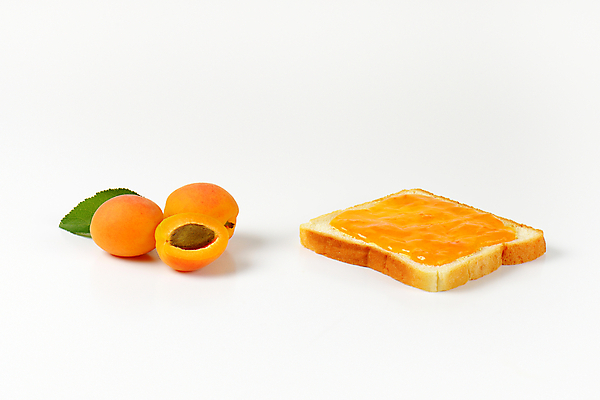 포토 JPG 해외이미지 스튜디오촬영 실내 사람없음 식빵 흰배경 과일잼 살구 살구잼 해외202004 해외202105 해외포토 빵 백그라운드 과일 내부 흰색 잼 파일형식